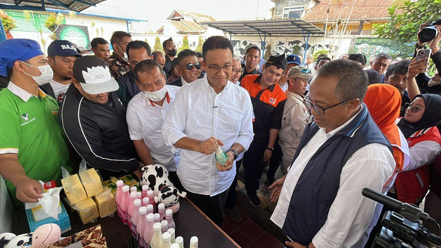 Capres nomor urut 1 Anies Baswedan blusukan ke pabrik susu KPBS Pangalengan, Jawa Barat, Rabu (29/11/2023). Foto: Haya Syahira/kumparan