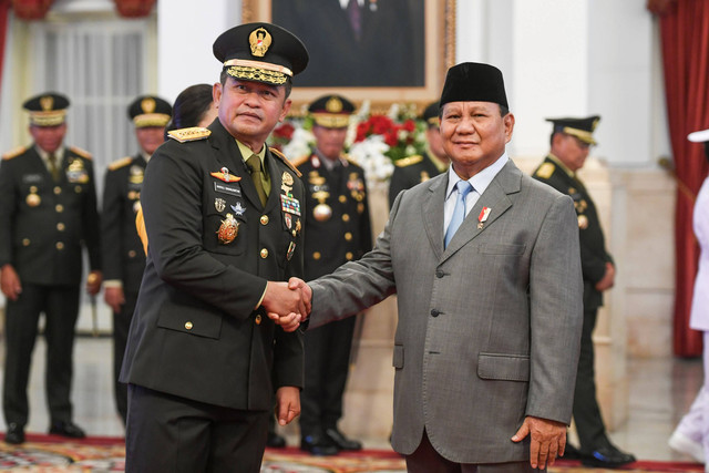 Menteri Pertahanan Prabowo Subianto (kanan) memberikan ucapan selamat kepada Kepala Staf TNI Angkatan Darat (KSAD) Jenderal TNI Maruli Simanjuntak usai dilantik di Istana Negara, Jakarta, Rabu (29/11/2023). Foto: Hafidz Mubarak A/ANTARA FOTO