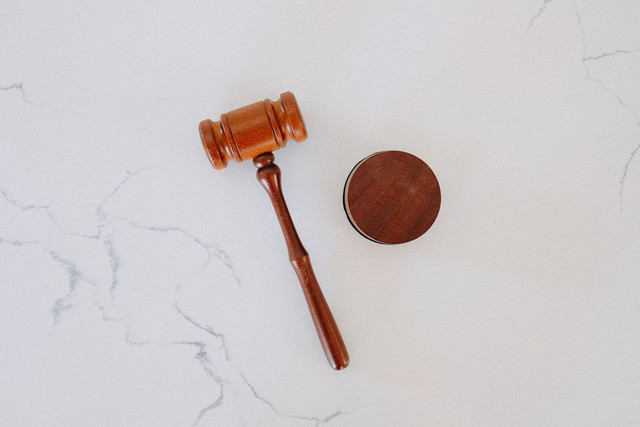 Ilustrasi Contoh Kekuasaan Kehakiman. Sumber: Unsplash/Tingey Injury Law Firm