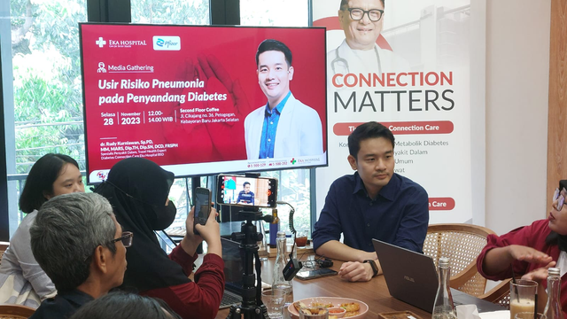 Eka Hospital bersama PT Pfizer Indonesia dalam menggelar Health Talk dengan narasumber dr. Rudy Kurniawan, Sp.PD, MM, MARS, Dip.TH, Dip.SN, DCD, FRSPH di Second Florr Coffe, Jl. Cikajang no. 36, Petogogan, Kebayoran Baru, Jakarta Selatan pada Selasa (28/11/2023). Foto: Eka Hospital