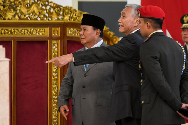 Menko Marves Luhut Binsar Pandjaitan berbincang dengan Menteri Pertahanan Prabowo Subianto saat menghadiri pelantikan Jenderal TNI Maruli Simanjuntak menjadi Kepala Staf TNI Angkatan Darat (KSAD) di Istana Negara, Jakarta, Rabu (29/11/2023). Foto: Hafidz Mubarak A/ANTARA FOTO