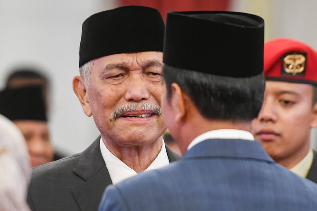 Menko Marves Luhut Binsar Pandjaitan (kiri) berbincang dengan Presiden Joko Widodo saat menghadiri pelantikan Jenderal TNI Maruli Simanjuntak menjadi Kepala Staf TNI Angkatan Darat (KSAD) di Istana Negara, Jakarta, Rabu (29/11/2023). Foto: Hafidz Mubarak A/ANTARA FOTO