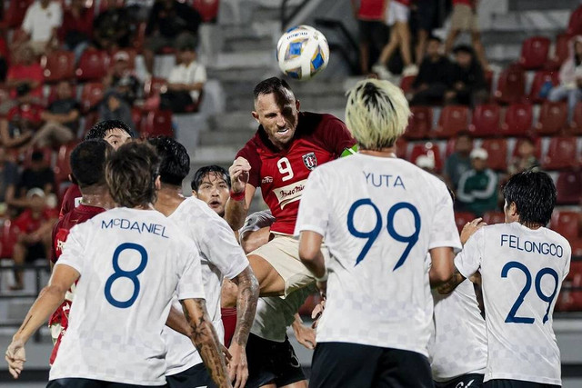 Pemain Bali United Ilija Spasojevic menyundul bola ke arah gawang Stallion Laguna FC saat pertandingan Grup G Piala AFC 2023/2024 di Stadion Kapten I Wayan Dipta, Gianyar, Bali, Rabu (29/11/2023). Foto: Instagram/@baliunitedfc