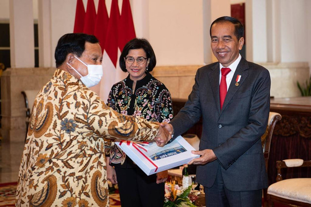Presiden Joko Widodo didampingi Menteri Keuangan Sri Mulyani menyerahkan DIPA dan Buku Daftar Alokasi Transfer ke Daerah Tahun Anggaran 2023 kepada Menteri Pertahanan Prabowo Subianto di Istana Negara, Jakarta, Kamis (1/12/2022). Foto: Sigid Kurniawan/ANTARA FOTO
