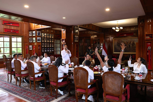 Menhan Prabowo Subianto bertemu dengan sejumlah influencer dan selebriti di kantor Kemhan, Jakpus, Rabu (29/11), termasuk pasangan Raffi Ahmad dan Nagita Slavina. Foto: Dok. Istimewa