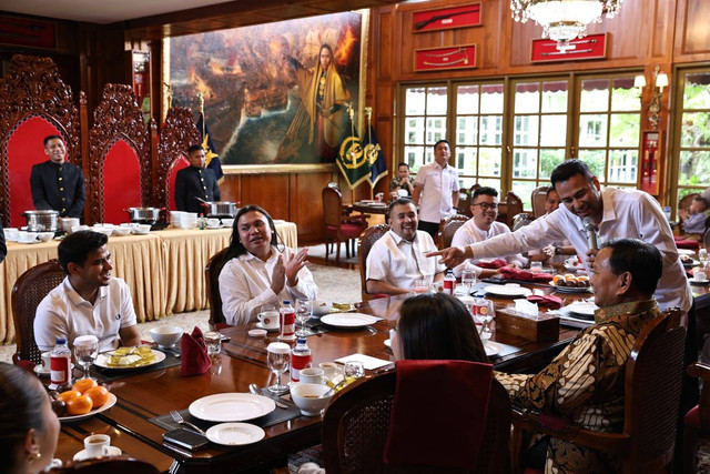 Menhan Prabowo Subianto bertemu dengan sejumlah influencer dan selebriti di kantor Kemhan, Jakpus, Rabu (29/11), termasuk pasangan Raffi Ahmad dan Nagita Slavina. Foto: Dok. Istimewa