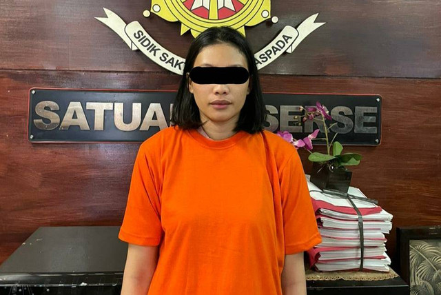 karyawan outshorcing Bandara Internasional I Gusti Ngurah Rai, Bali berinisial BF (25) saat ditangkap polisi saat terlibat kasus Penipuan. Foto: Dok. Polres Bandara Ngurah Rai