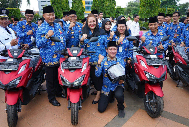 Wali Kota Semarang Hevearita Gunaryanti Rahayu saat menyerahkan kendaraan dinas lurah baru berupa motor Honda Vario dalam upacara peringatan Hari Korpri ke-52 di Lapangan Simpanglima Semarang, Rabu (29/11). Foto: Dok. Humas Pemkot Semarang