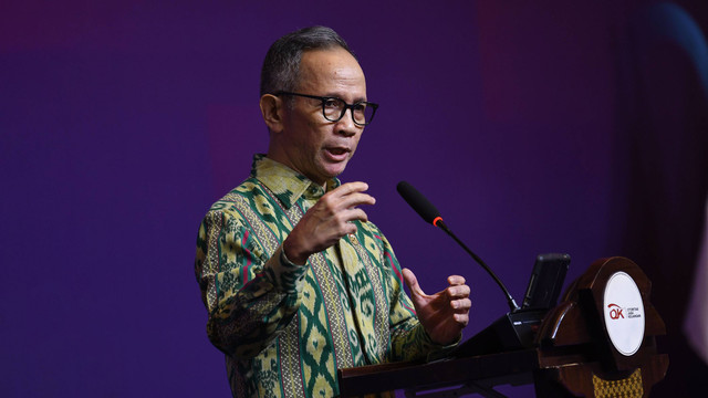 Ketua Dewan Komisioner Otoritas Jasa Keuangan (OJK) Mahendra Siregar menyampaikan pandangannya dalam Risk and Governance Summit 2023 di Jakarta, Kamis (30/11/2023). Foto: ANTARA FOTO/Aditya Pradana Putra