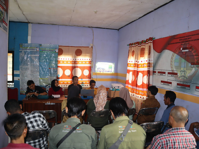 Hendri Gunawan ketika menyampaikan presentasi bagaimana Rencana Kerja Perhutanan Sosial (RKPS) dan Rencana Kegiatan Tahunan (RKT) untuk Pengelolaan Hutan Desa oleh Lembaga Desa Pengelola Hutan Desa (LDPHD) Lubuk Batu Betuah. (Foto : Mahendra/Yayasan Palung).