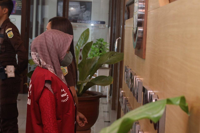 TM, Kasir BUKP Kapanewon Pandak, Bantul, ditetapkan Kejati DIY sebagai tersangka kasus penyimpangan pengelolaan keuangan di BUKP Kapanewon Pandak. Foto: Kejati DIY