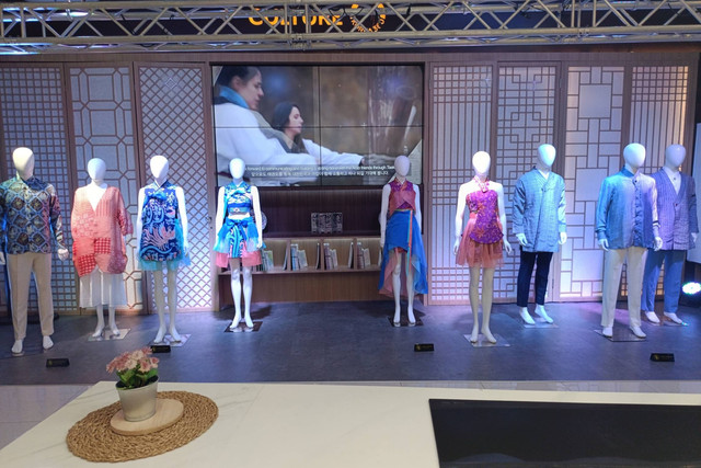 Pameran busana Batik Indonesia dan Jinju Silk pada 28 dan 29 November di Lotte Mall Jakartatepatnya di KOREA360 Culture Zone. Foto: Dok. Istimewa