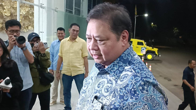 Ketua Dewan Pengarah TKN Prabowo-Gibran, Airlangga Hartarto tiba di Kantor DPP Partai Golkar, Jakarta Barat, Kamis (30/11/2023). Foto: Zamachsyari/kumparan