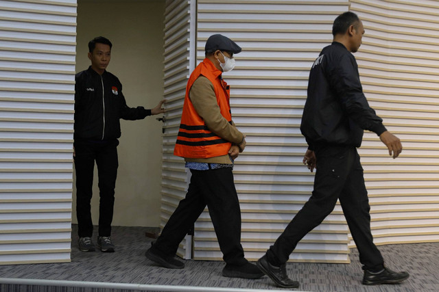 Hakim Nonaktif Mahkamah Agung Gazalba Saleh kembali ditahan KPK usai jalani pemeriksaan, di Gedung KPK, Jakarta, Kamis (30/11/2023). Foto: Iqbal Firdaus/kumparan