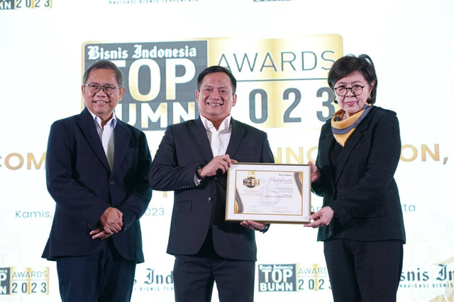 Direktur Utama PT Permodalan Nasional Madani (PNM) Arief Mulyadi meraih penghargaan The Best CEO: Excellent In Sustainable Business Growth dalam gelaran TOP BUMN Awards 2023. dok PNM
