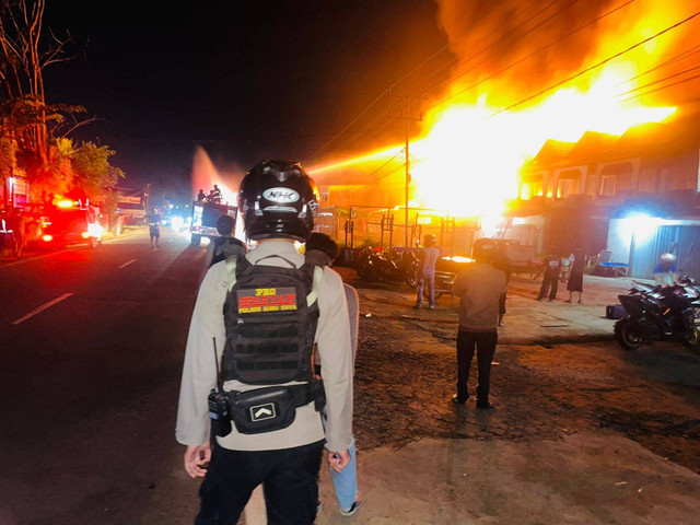 Kebakaran di Jalan Adisucipto Kubu Raya. Foto: Dok. Polres Kubu Raya