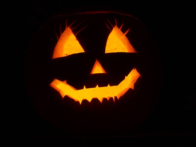 https://pixabay.com/id/photos/labu-halloween-diterangi-lentera-2892303/