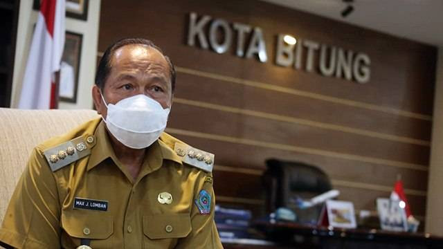 Maximillian Lomban saat masih menjabat Wali Kota Bitung periode 2015-2020.