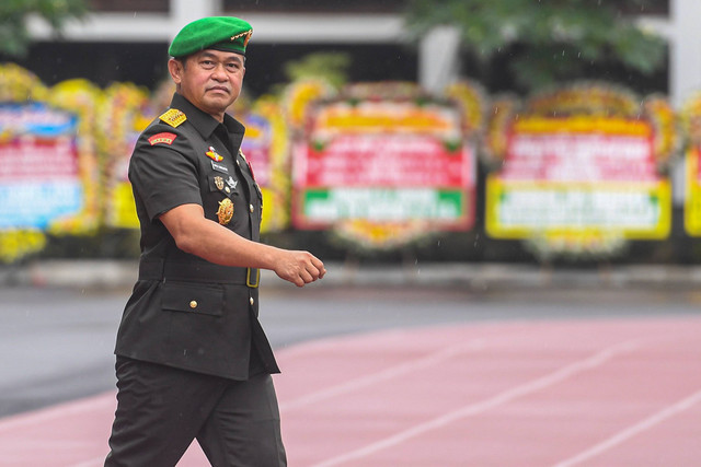 Kepala Staf TNI Angkatan Darat (KSAD) Jenderal TNI Maruli Simanjuntak berjalan untuk mengikuti upacara serah terima jabatan dari KSAD lama ke pejabat baru di Markas Besar TNI AD (Mabesad), Jakarta, Jumat (1/12/2023). Foto: Muhammad Adimaja/ANTARA FOTO