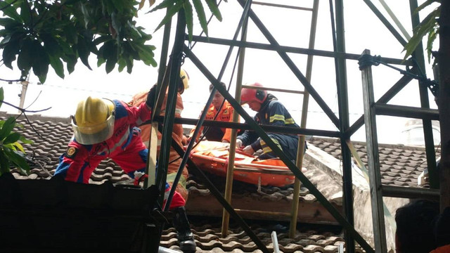 Evakuasi seorang pria yang tewas tersengat listrik di Jalan Kutisari Indah Barat IX, Kelurahan Kutisari, Kecamatan Tenggilis Mejoyo, Surabaya, Jumat (1/12/2023) Foto: BPBD Surabaya