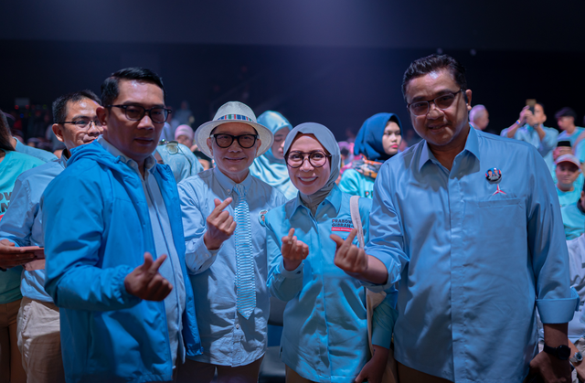Melly Goeslaw dan rekan-rekan di Partai Gerindra. Foto: Istimewa