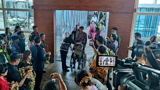 Penyambutan turis India secara perdana di Bandara Internasional I Gusti Ngurah Rai, Bali, Jumat (1/12/2023). Foto: Denita BR Matondang/kumparan