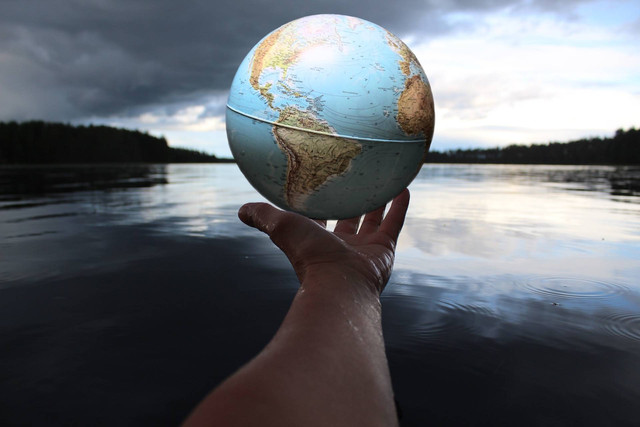 Ilustrasi Tuliskan 4 Contoh Gejala Globalisasi di Bidang IPTEK. Sumber: Unsplash/Anne Nygard