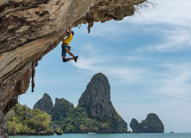 Ilustrasi trad climbing adalah, sumber foto: unsplash.com/Hu Chen