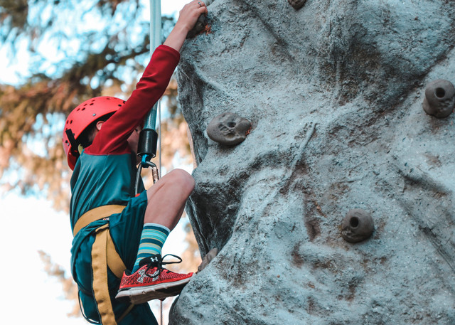 Ilustrasi : Lead Climbing. Sumber : Davyd Bortnik/Pexels.com