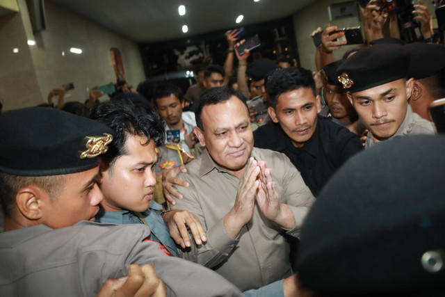 Ketua KPK nonaktif Firli Bahuri usai diperiksa sebagai tersangka kasus dugaan pemerasan terhadap eks Mentan Syahrul Yasin Limpo (SYL) di Bareskrim Polri, Jakarta, Jumat (1/12/2023). Foto: Aditia Noviansyah/kumparan