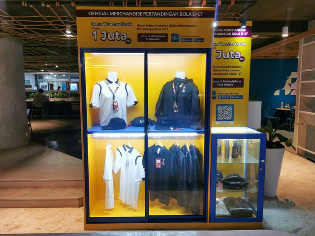 Official Merchandise U-17 yang bisa kamu dapatkan dengan membayar listrik Rp 100 ribu lewat aplikasi PLN Mobile. Foto: PLN