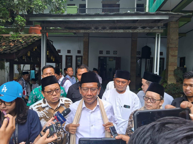 Mahfud MD usai menghadiri acara Halaqah Kebangsaan di Pondok Pesantren Malnu, Menes, Kabupaten Pandeglang, Jumat (1/12/2023). Dok: kumparan.