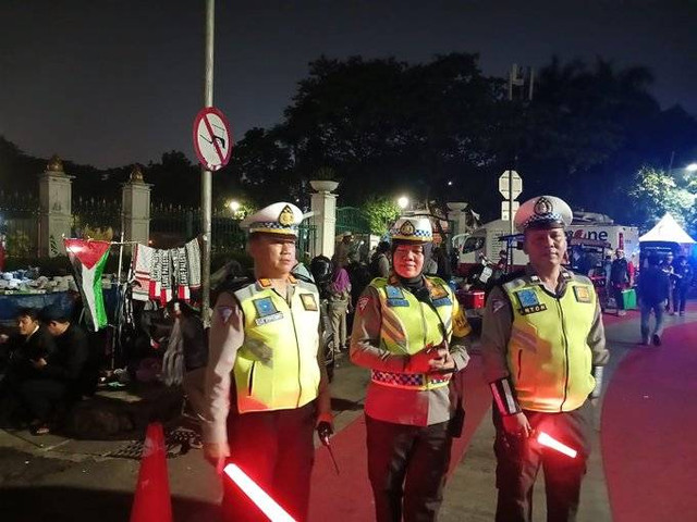 Petugsa kepolisian melakukan penjagaan di sekitar Monas karena ada acara Munajat 212. Foto: Twitter/@TMCPoldaMetro