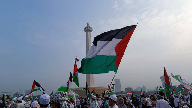 Monas dipadati lautan manusia dalam Munajat 212, Sabtu (2/12). Foto: Thomas Bosco/kumparan