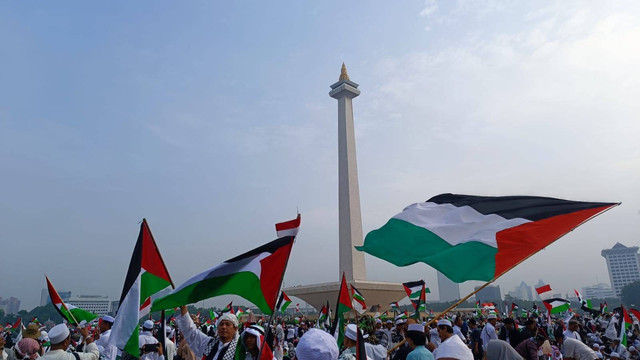 Monas dipadati lautan manusia dalam Munajat 212, Sabtu (2/12). Foto: Thomas Bosco/kumparan