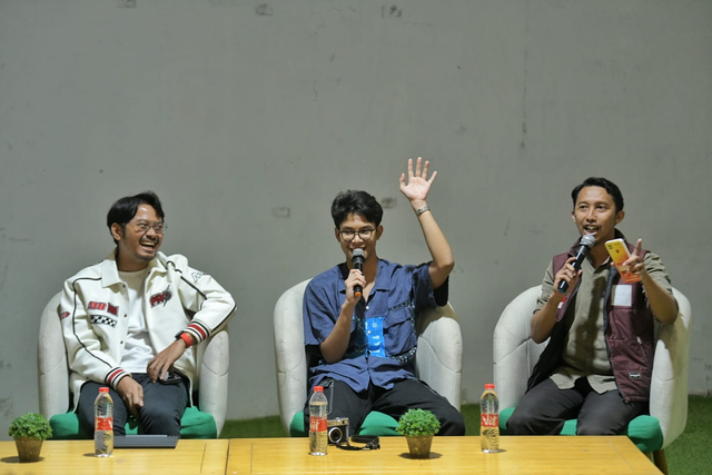 Alam Ganjar (tengah) saat menjadi pembicara dalam Bincang Massikola: Gerakan Pemuda Kota Makassar di Bikin Bikin Creative Hub, Panakkukang, Makassar, Sulawesi Selatan, Jumat (1/12). Foto: Dok. Istimewa
