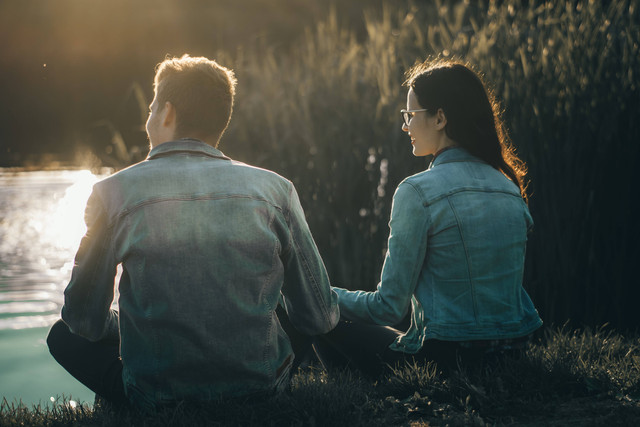 Tebak-tebakan Lucu Buat Pacar yang Lagi Marah. Foto: Unsplash/Radu Florin.