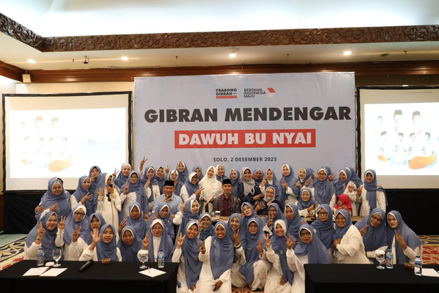 60 Ibu Nyai dan majelis taklim perwakilan ponpes se-Jawa Tengah menemui Gibran Rakabuming Raka di salah satu hotel di Solo, Jawa Tengah, Sabtu (2/12/2023). Foto: Dok. Istimewa
