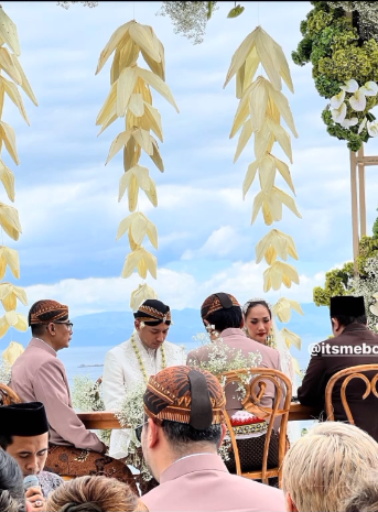 Pernikahan BCL dan Tiko Aryawardhana. Foto: TikTok/kiaisauraaa
