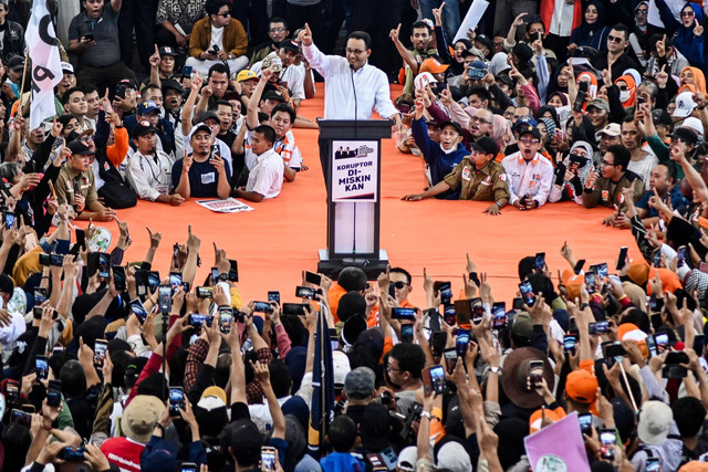 Anies Baswedan berorasi di hadapan relawan di Cipondoh, Tangerang, 2 Desember 2023. Foto: Sulthony Hasanuddin/ANTARA FOTO 