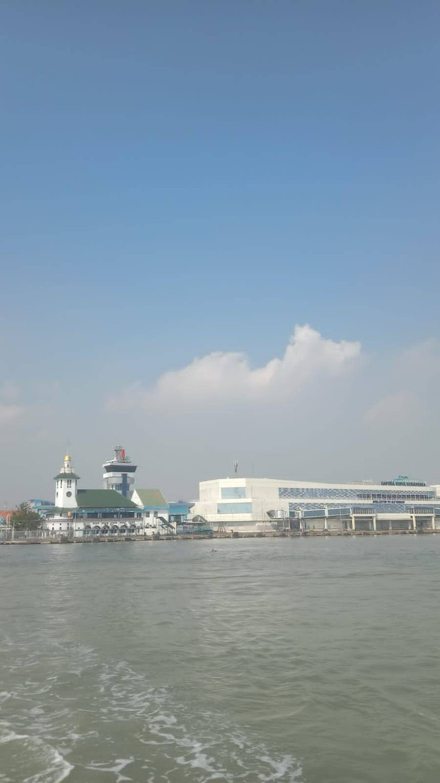 Pelabuhan Tanjung Perak, Surabaya saat ini Sumber Foto: Foto sendiri