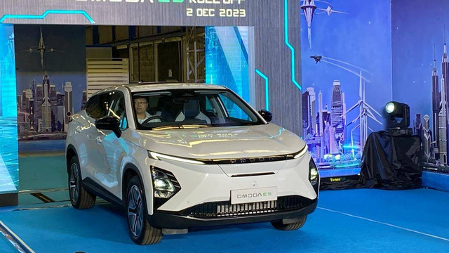 PT Chery Sales Indonesia (CSI) melakukan seremoni roll out unit mobil listrik Chery Omoda E5 secara perdana di pabrik PT Handal Indonesia Motor, Bekasi (2/12/2023). Foto: Sena Pratama/kumparan