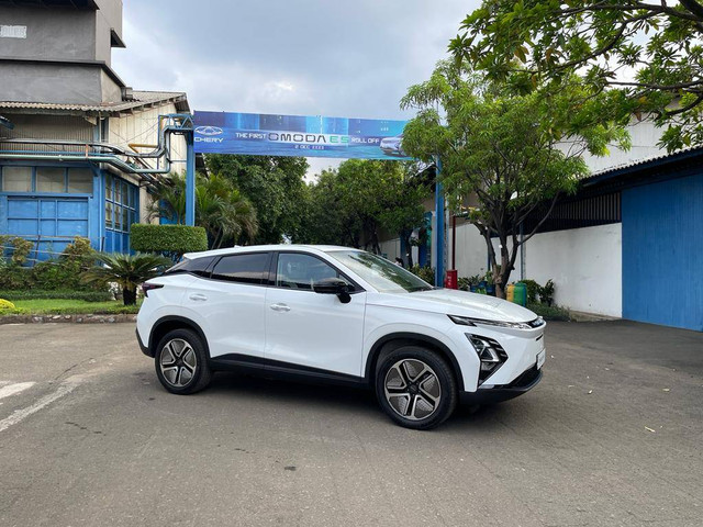 PT Chery Sales Indonesia (CSI) melakukan seremoni roll out unit mobil listrik Chery Omoda E5 secara perdana di pabrik PT Handal Indonesia Motor, Bekasi (2/12/2023). Foto: Sena Pratama/kumparan