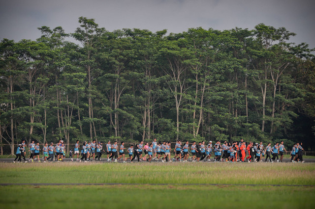 Peserta mengikuti lomba lari 21K, 10K dan 5K pada ajang Adisutjipto Urban Obstacle Run (AUOR) 2023 di kawasan Lanud Adisutjipto, Yogyakarta, Jawa Tengah, Minggu (3/12/2023). Foto: Jamal Ramadhan/kumparan