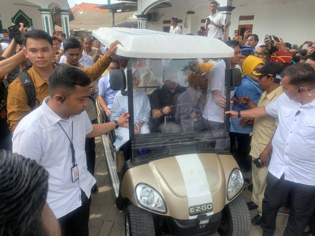 Capres nomor urut 2 Prabowo Subianto berziarah ke Makam Sultan Maulana Hasanudin di Masjid Agung Banten. Foto: Paulina Herasmaranindar/kumparan