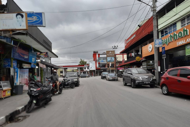 Kondisi jalan di Kota Bukittinggi dipenuhi abu usai erupsi Gunung Marapi. Foto: Yudi/via kumparan