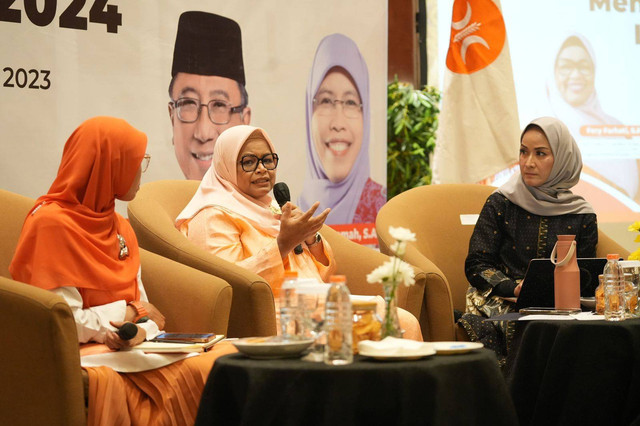 Istri Anies Baswedan, Fery Farhati menjadi pembicara di acara Sarasehan Perempuan Jawa Barat di Grand Hotel Preanger, Bandung, Jawa Barat, Minggu, (3/12/2023). Foto: Dok. Istimewa