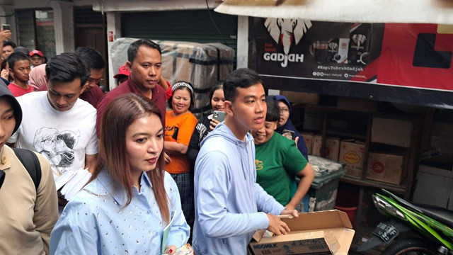 Cawapres nomor urut 2 Gibran Rakabuming Raka blusukan dan membagikan susu di Karet, Tanah Abang, Jakarta, Minggu (3/12/2023).  Foto: Annisa Thahira Madina/kumparan