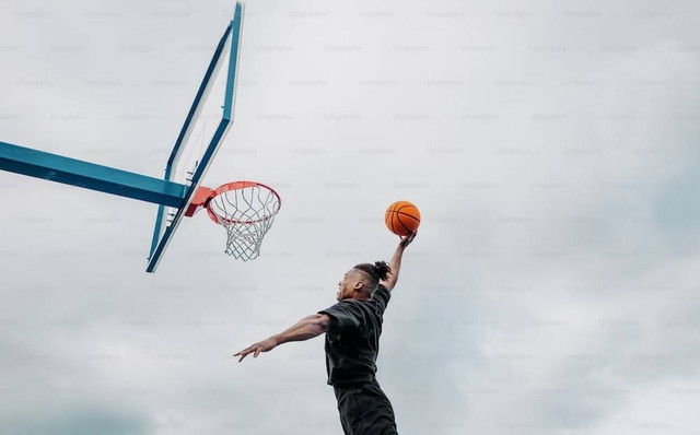Ilustrasi Apa yang Dimaksud dengan Istilah Slam Dunk dalam Permainan Bola Basket? Sumber Unsplash/Arthur Edelmans