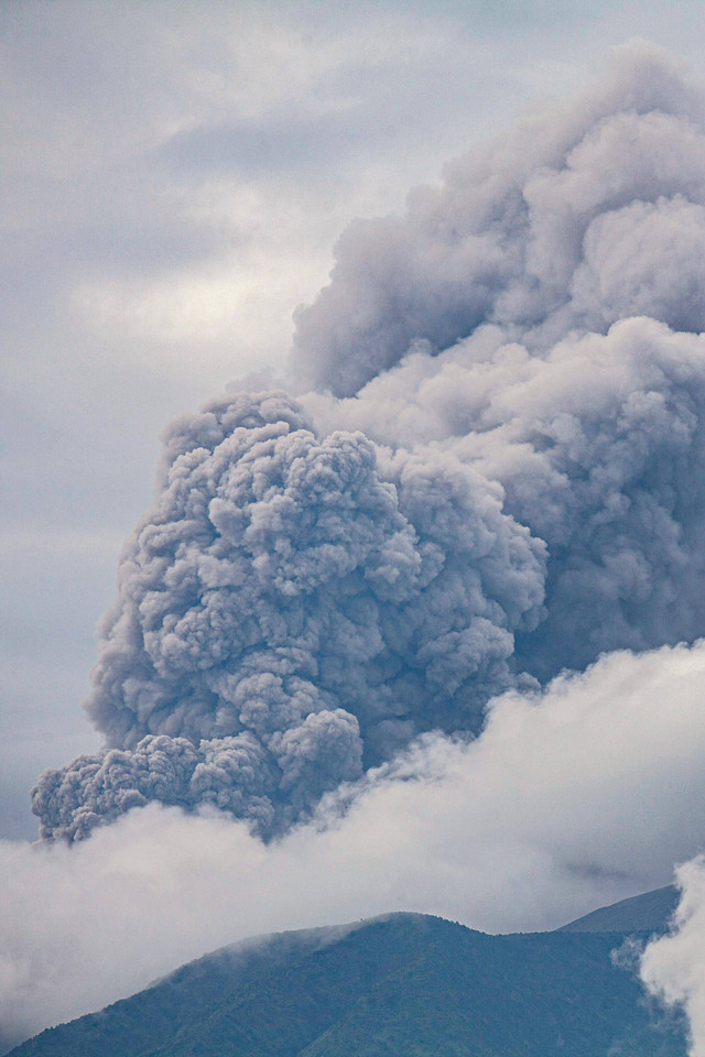 Gunung Marapi menyemburkan material vulkanik saat erupsi terlihat dari Tanah Datar di Sumatera Barat, Minggu (3/12/2023). Foto: ADI PRIMA / AFP